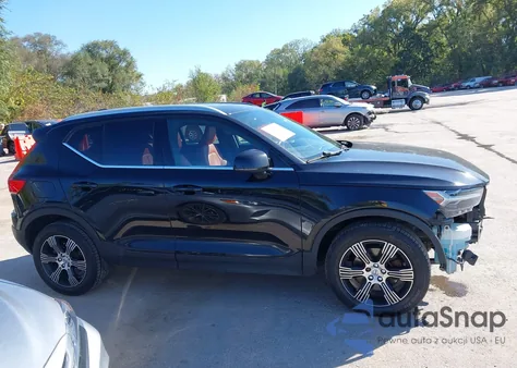 2021 Volvo Xc40 T4 Inscription z USA, uszkodzony, nr VIN YV4AC2HL6M2571733